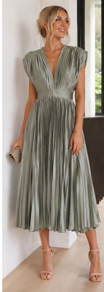 Marni | Vestido Midi Plisado con Escote en V, Elegante y Sofisticado