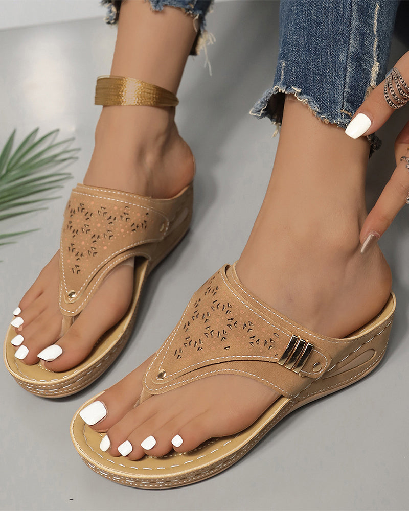 Sandalias de Cuña Caladas con Tira entre los Dedos