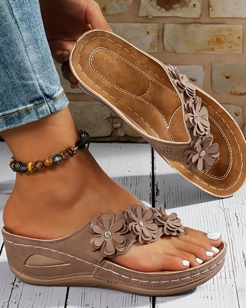 Sandalias de Cuña con Detalles Florales
