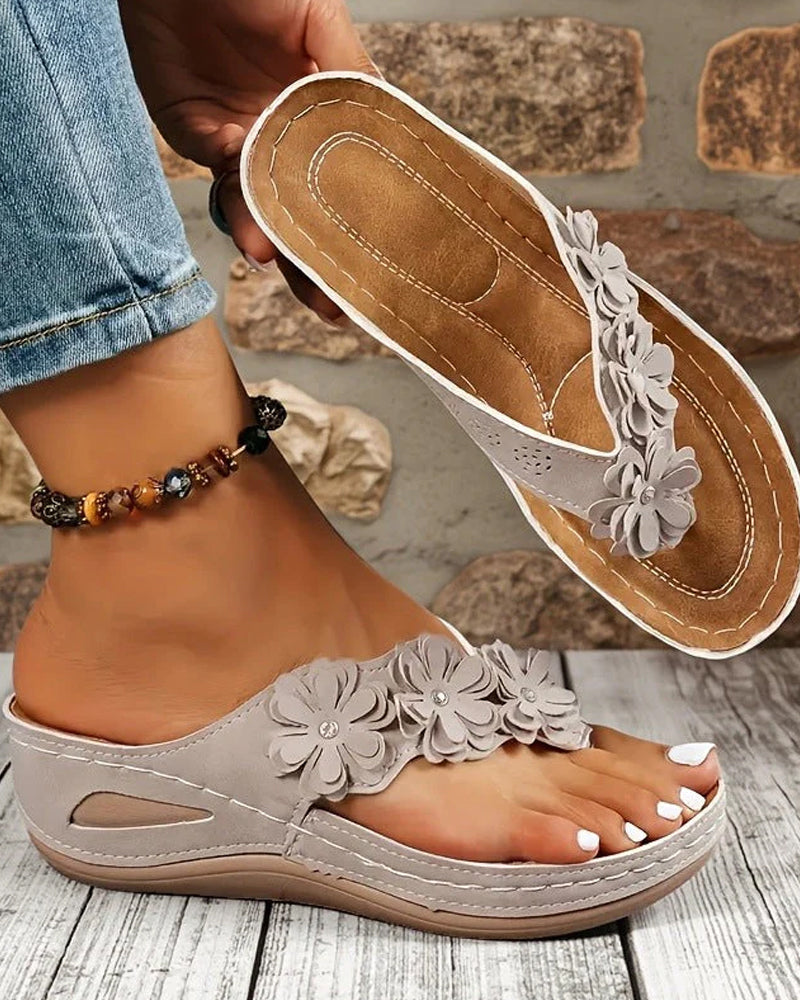Sandalias de Cuña con Detalles Florales