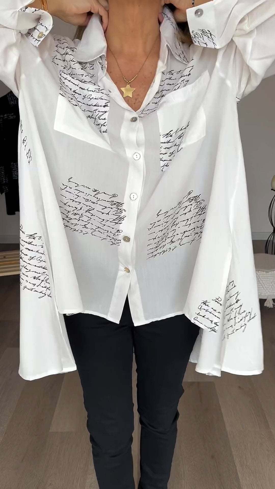 Sara | Camisa Oversize con Estampado Caligráfico, Chic
