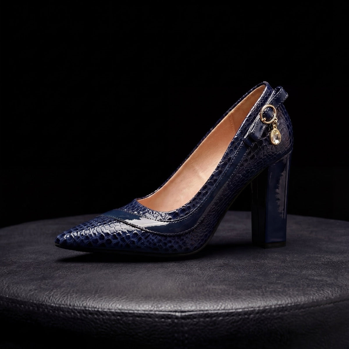 Giulia | Zapatos de Salón con Tacón Ancho y Detalle Dorado, Elegantes