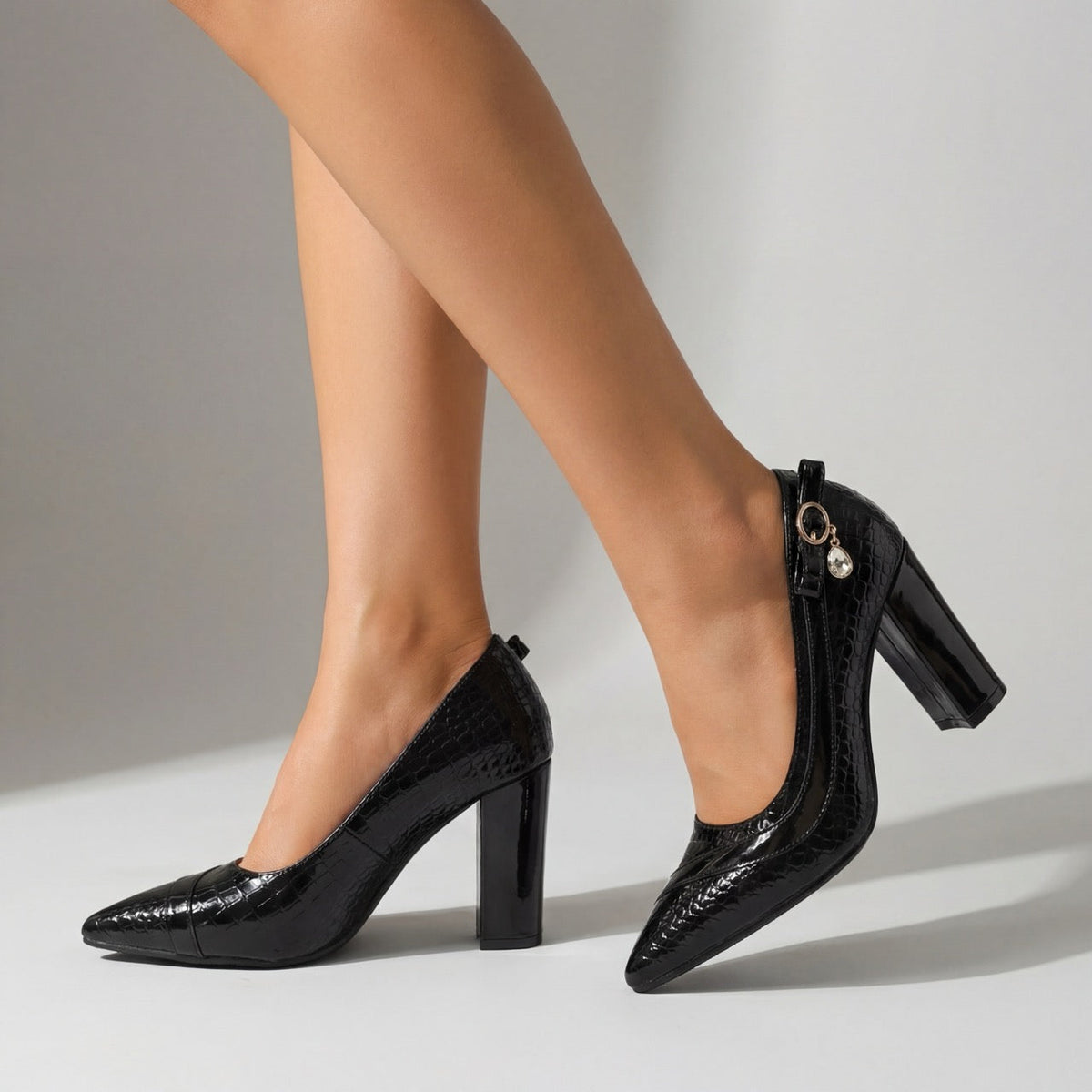 Giulia | Zapatos de Salón con Tacón Ancho y Detalle Dorado, Elegantes
