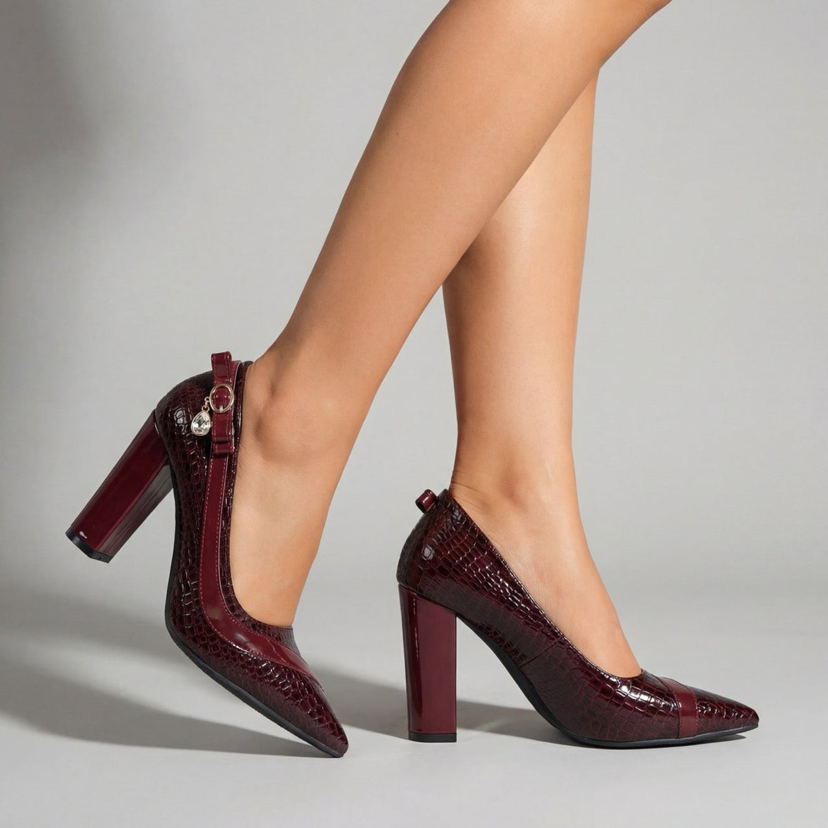 Giulia | Zapatos de Salón con Tacón Ancho y Detalle Dorado, Elegantes