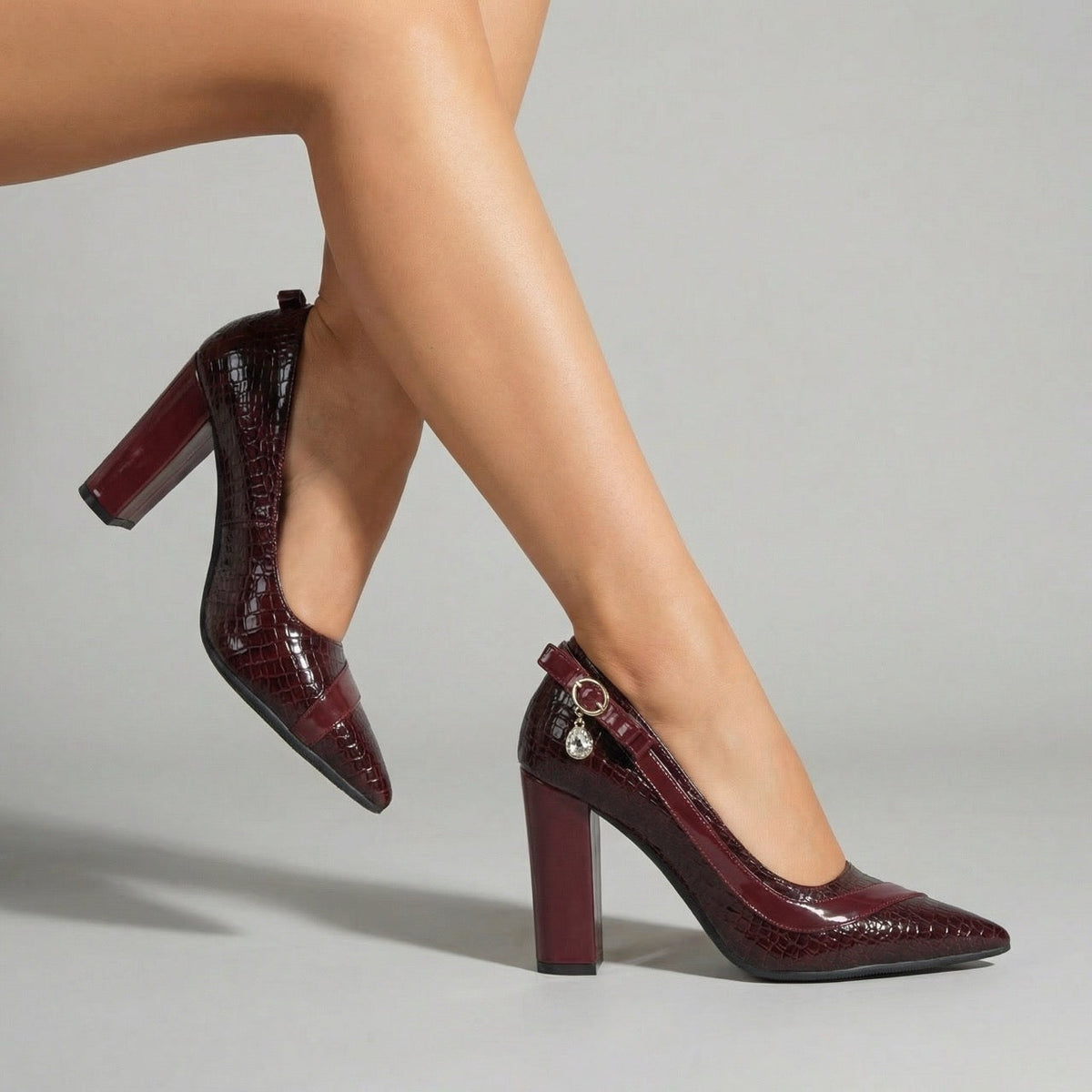Giulia | Zapatos de Salón con Tacón Ancho y Detalle Dorado, Elegantes