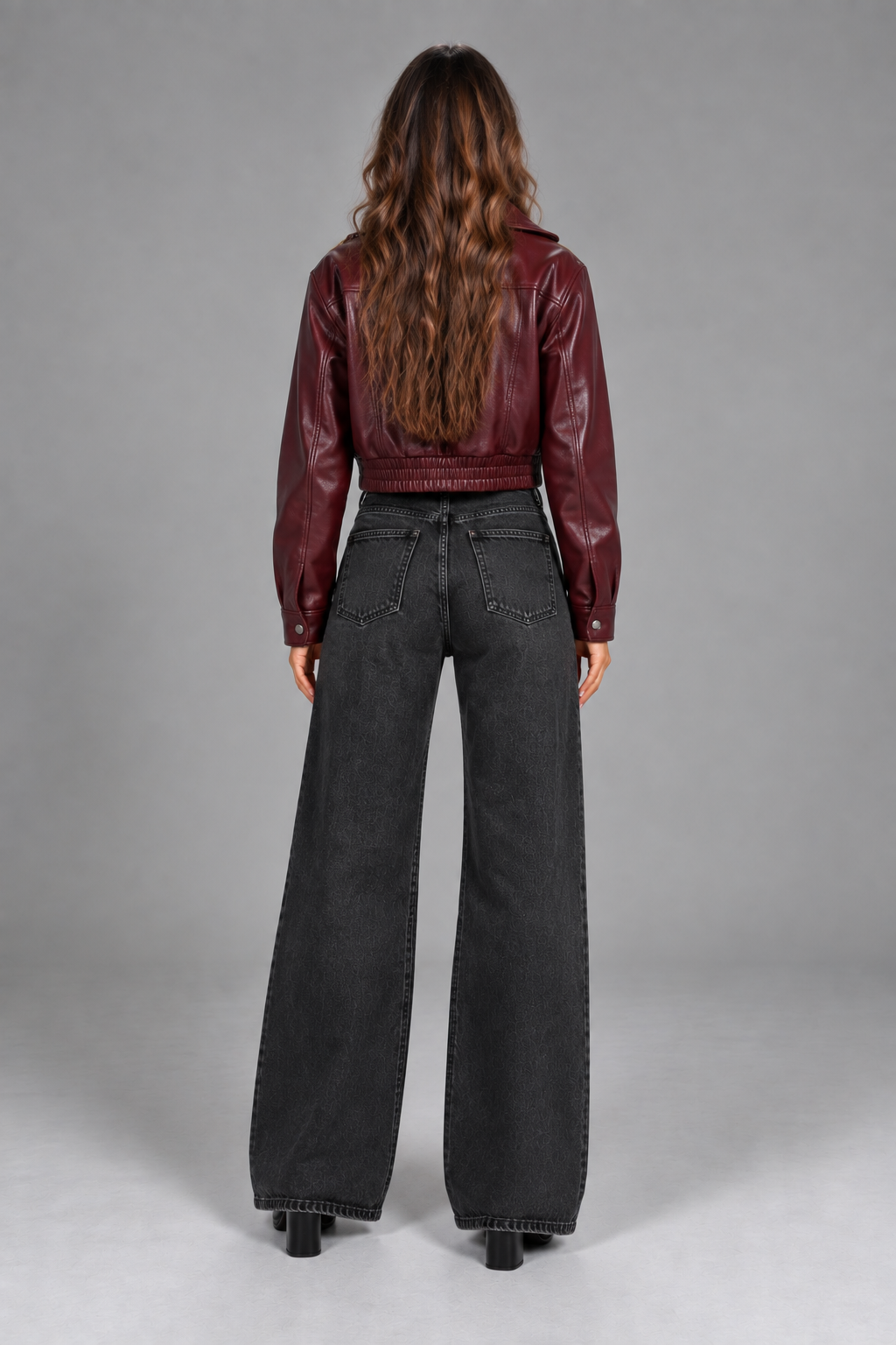 Modelo con chaqueta SORELIA - espalda