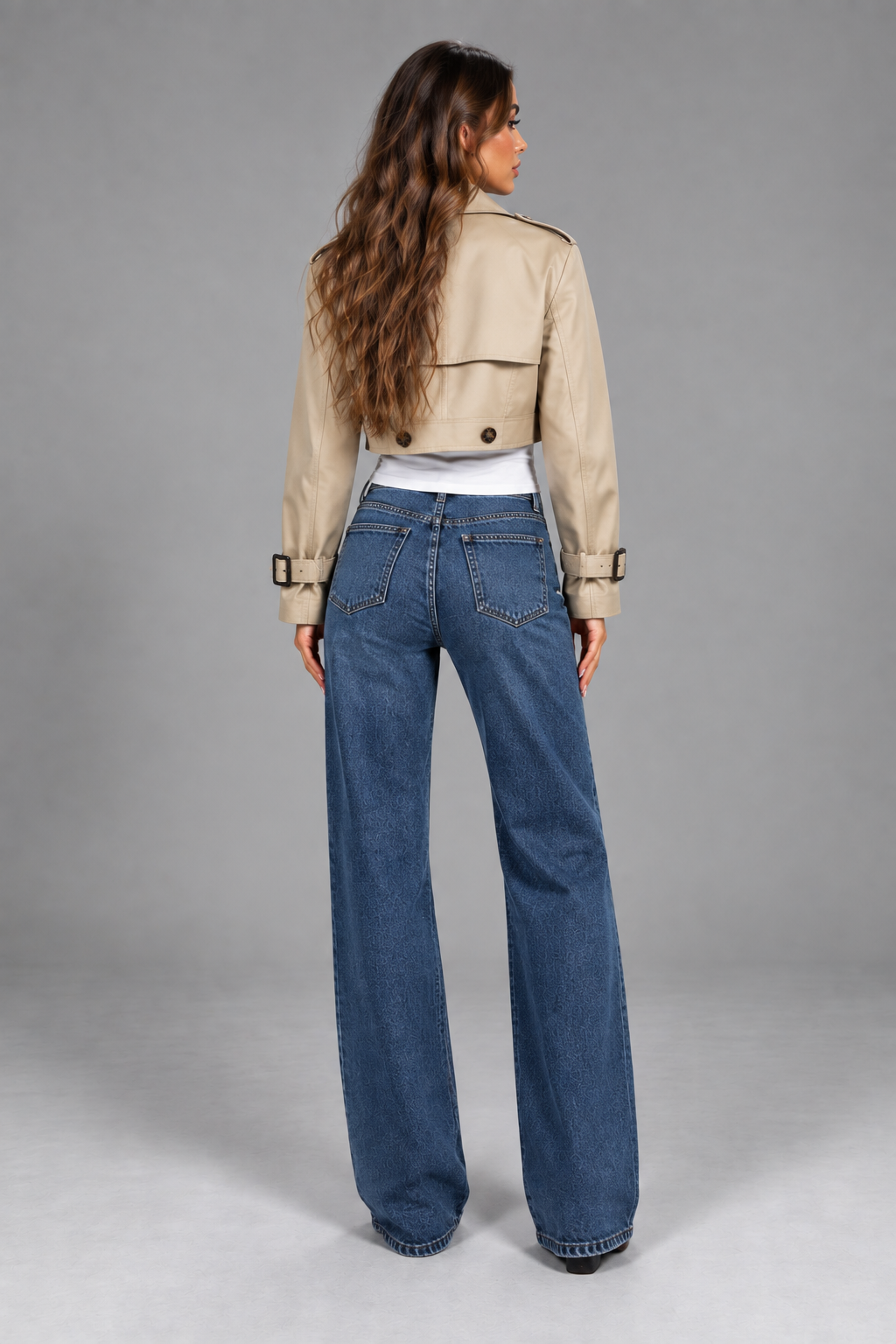 Modelo con chaqueta LEONORA - espalda