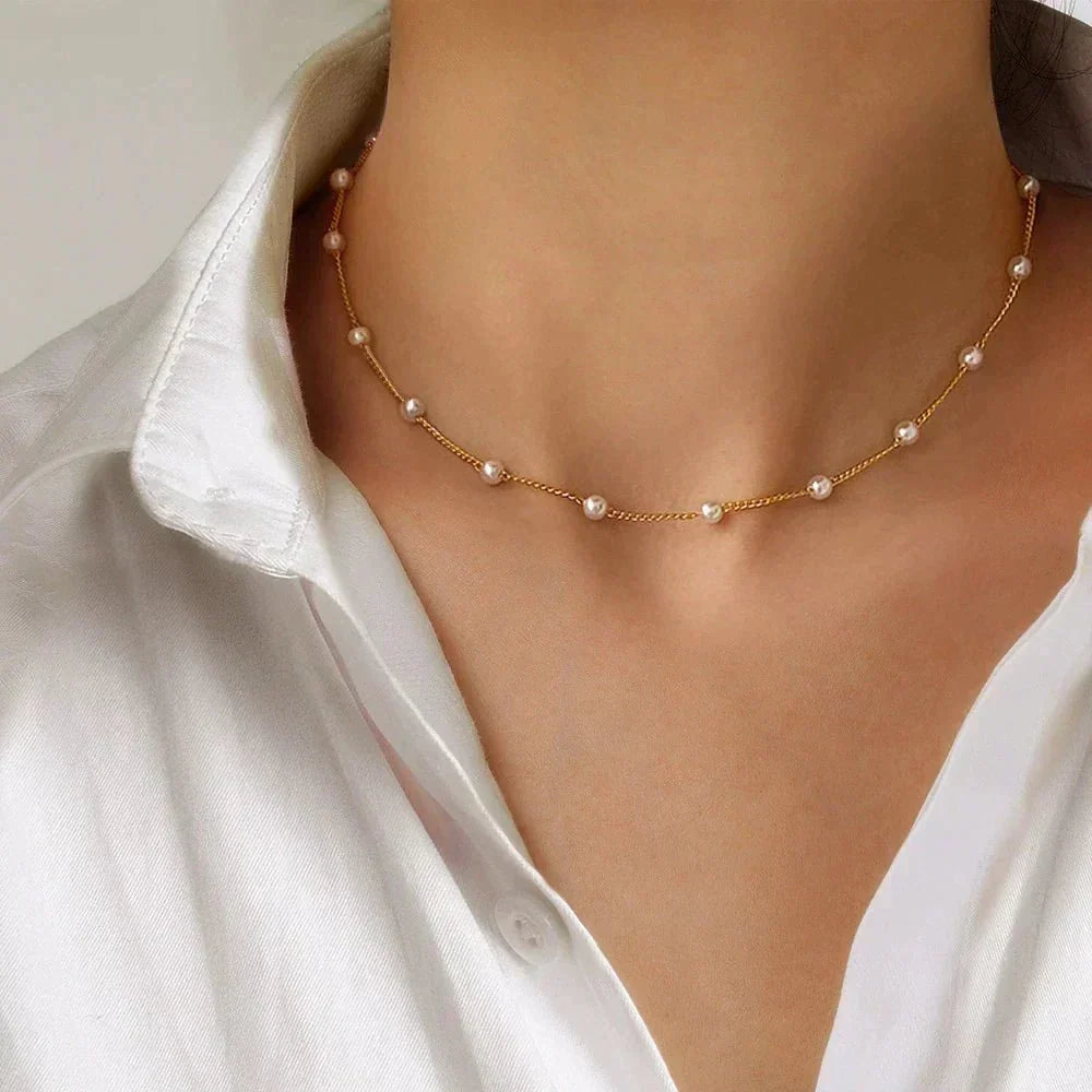 Lustra | Collar Dorado con Perlas, Clásico y Elegante