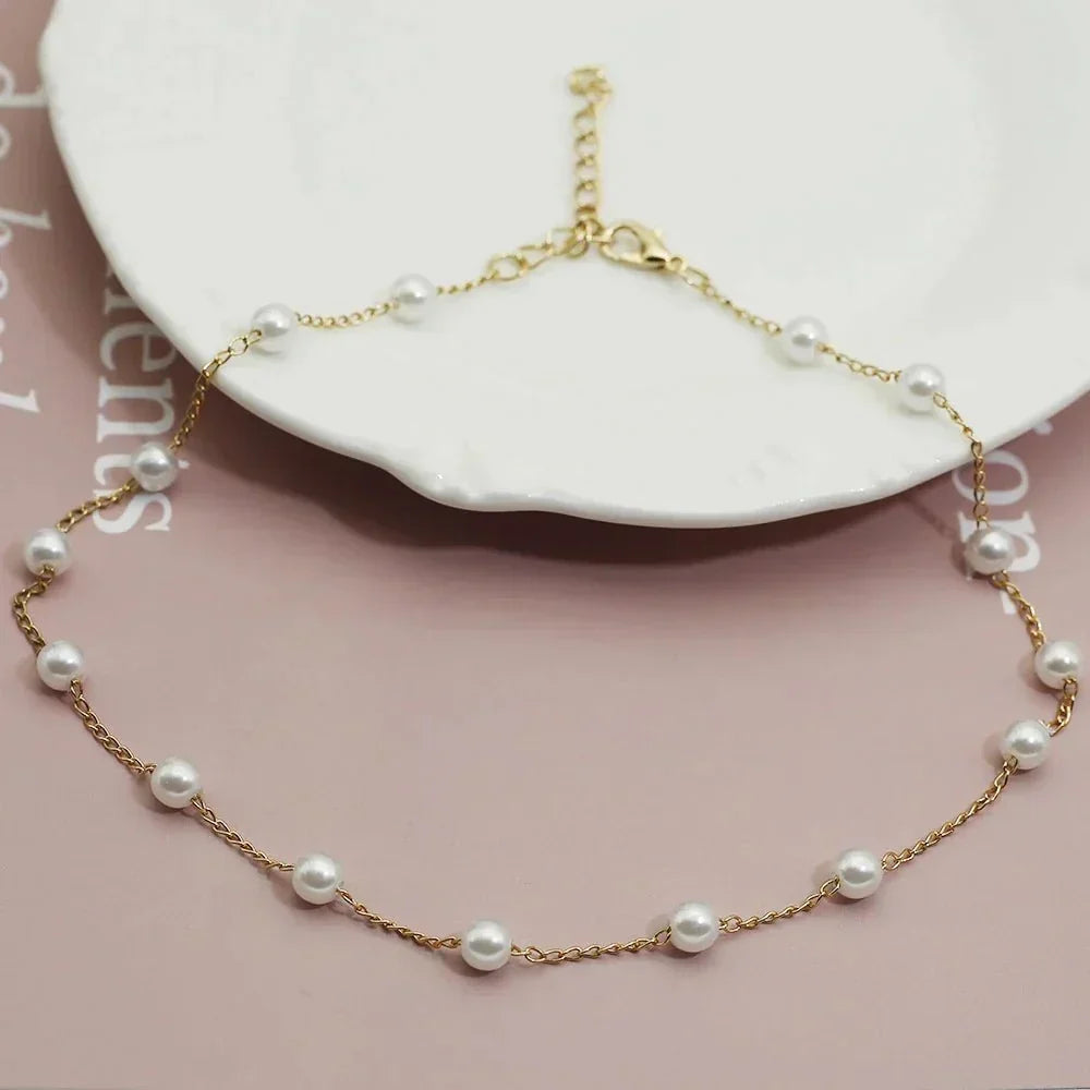 Lustra | Collar Dorado con Perlas, Clásico y Elegante